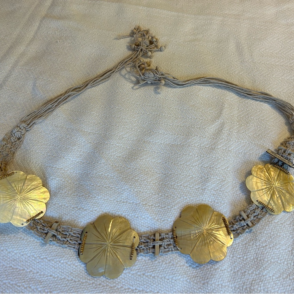 NWT🌷Vintage bebe belt. 🌸 Iridescent metallic gold flower shaped shells.